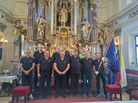 Skupinska slika šentviških letalcev s praporom kluba z župnikom Izidorjem po nedeljski maši.